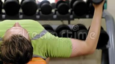 在健身室用哑铃做长凳<strong>按压</strong>的人
